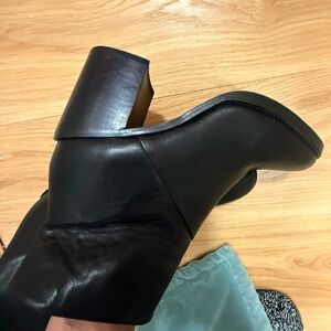 LIKE NEW STEVE MADDEN Tenley black leather mid heeled ankle boots